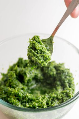 Kavanozdaki pesto sosu bir kaşık al. Yakın çekim