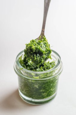 Kavanozdaki pesto sosu bir kaşık al. Yakın çekim