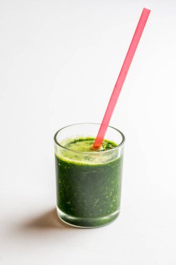 Yeşil ıspanaklı buzlu cam. Pipetle vegan ve çiğ yemek kokteyli.