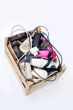 Ev aletlerinin e-atığıyla dolu kutu