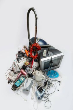 Elektronik atıkların geri dönüşümü için bir sürü eski elektrikli alet. Sürdürülebilir yaşam konsepti.