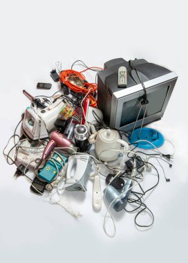 Elektronik atıkların geri dönüşümü için bir sürü eski elektrikli alet. Sürdürülebilir yaşam konsepti.