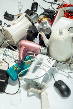 Elektronik atıkların geri dönüşümü için bir sürü eski elektrikli alet. Sürdürülebilir yaşam konsepti. 
