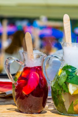 Sürahide soğuk limonata