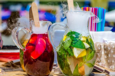 Sürahide soğuk limonata