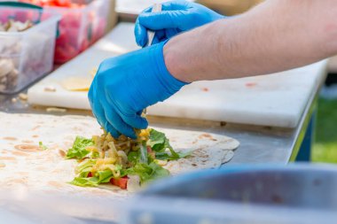 Aşçı pide ekmeğine doldurur.