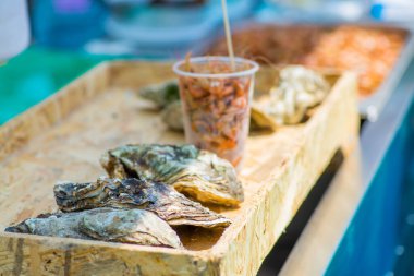 Şef istiridyeyi özel bir bıçakla açıyor.