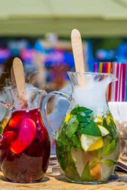 Sürahide soğuk limonata