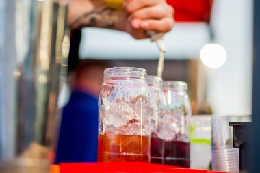 Barmen dışarıda plastik bardakta kokteyl hazırlıyor. yemek servisi.
