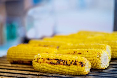 Izgarada kızarmış mısır.