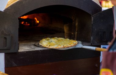 Fırında pizza pişir açık ateşte