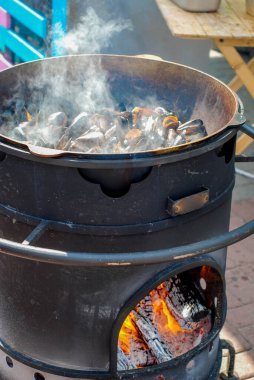 Midyeler kızartma makinesinde kızartılır.