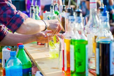 Barmen sokakta limonata hazırlıyor.