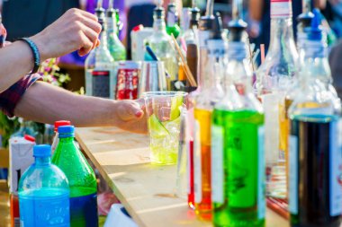 Barmen sokakta limonata hazırlıyor.