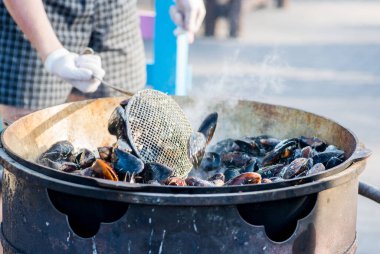 Midyeler kızartma makinesinde kızartılır.