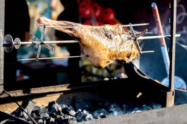 Barbekü, ateşte kızartılmış et.