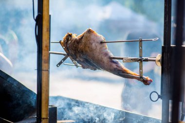 Barbekü, ateşte kızartılmış et.