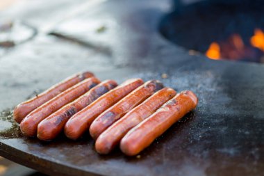 Sosisler ateşte kızartılır.