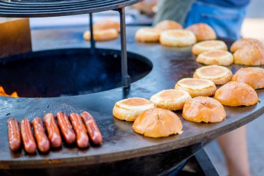 Sosis ve çörekler ateşte kızartılır.