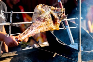 Barbekü, ateşte kızartılmış et.