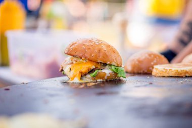 Ticari bir mutfakta iştah açıcı uzun bir burger. Hazır düzen