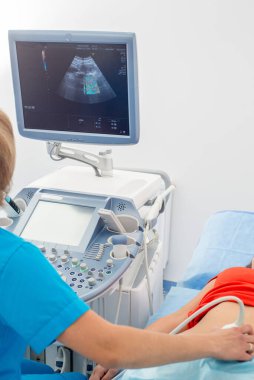 Tıbbi ultrason tarayıcısı yakın plan. Doktor ultrason teşhisi koydu.