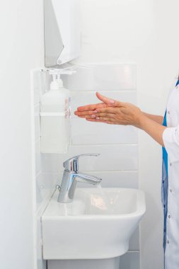 El yıkama ve dezenfektan. Doktor hastaları kabul etmeye hazırlanıyor.
