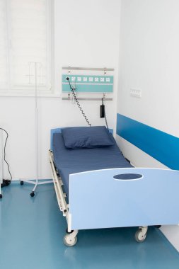 Oksijen konsantratörlü boş modern hastane odası. Yoğun bakım ünitesinde modern tıbbi ekipmanlar