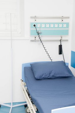 Oksijen konsantratörlü boş modern hastane odası. Yoğun bakım ünitesinde modern tıbbi ekipmanlar