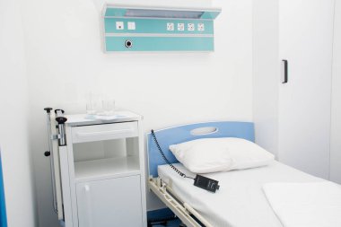 Oksijen konsantratörlü boş modern hastane odası. Yoğun bakım ünitesinde modern tıbbi ekipmanlar