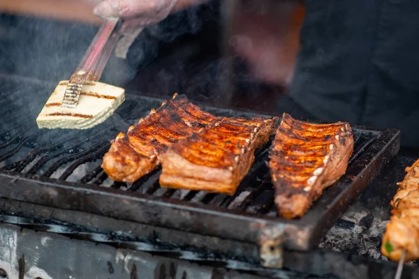 Côtes Barbecue Chef Frites Braseros Côtes Sur Feu Ouvert Côtes — Photo