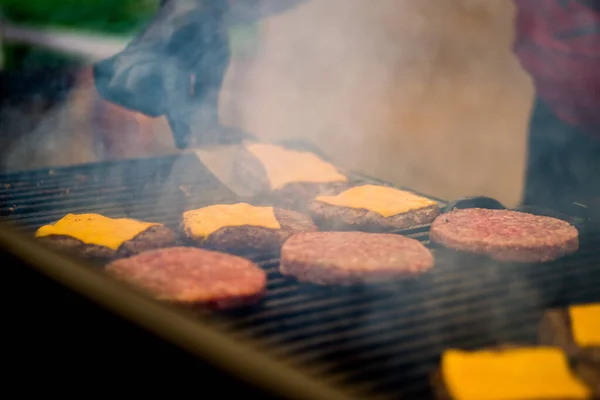 Cuocere Guanti Sta Cucinando Una Cotoletta Con Formaggio Hamburger Fuoco — Foto Stock