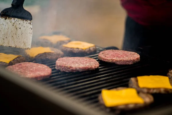 Kock Handskar Matlagning Kotlett Med Ost För Hamburgare Öppen Eld — Stockfoto