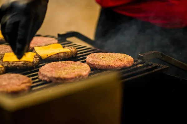 Facet Jest Gotowanie Kotlet Serem Hamburgery Otwartym Ogniu — Zdjęcie stockowe