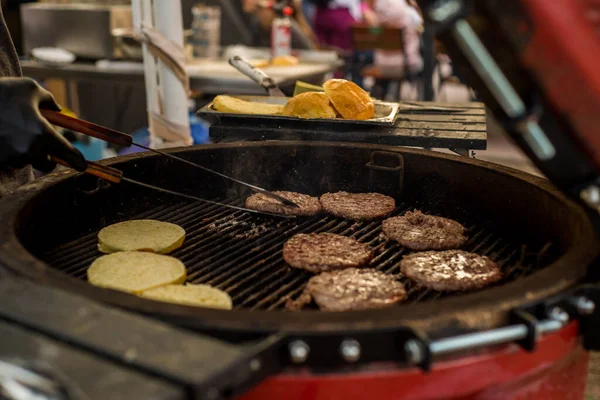 Brötchen Und Burger Für Burger Auf Dem Runden Grill — Stockfoto