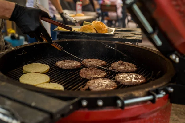 Rullar Och Hamburgare För Burgare Rund Grill — Stockfoto