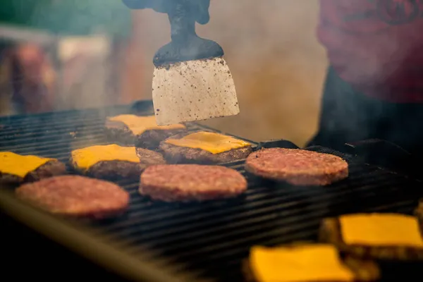 Gotować Rękawiczkach Gotuje Kotlet Serem Hamburgery Otwartym Ogniu — Zdjęcie stockowe