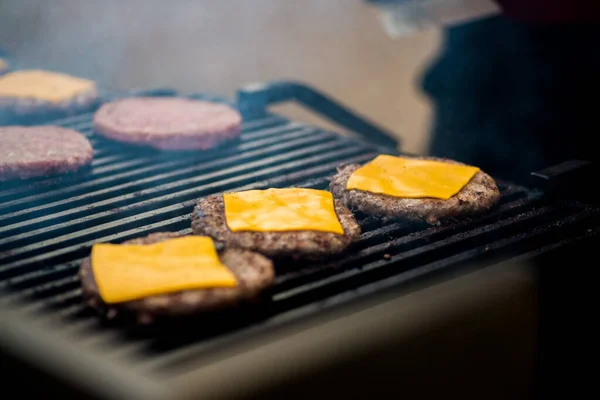 コック グローブはオープンファイアでハンバーガー用のチーズカツを作っています — ストック写真