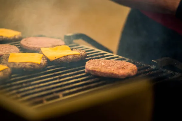 Guy Cooking Cutlet Cheese Burgers Open Fire — Stock Photo, Image