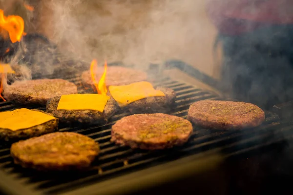 Facet Jest Gotowanie Kotlet Serem Hamburgery Otwartym Ogniu — Zdjęcie stockowe