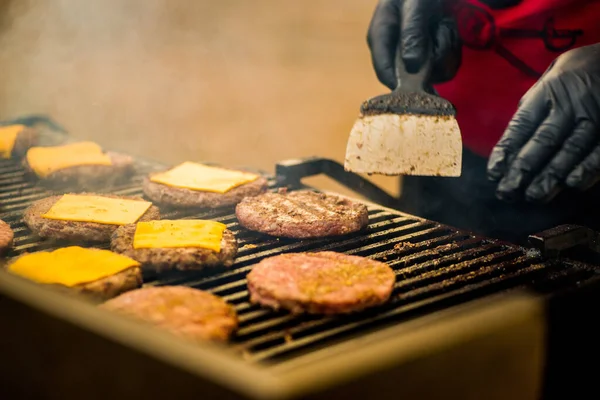 Fickó Sajtos Szeletet Főz Hamburgernek Nyílt Tűzön — Stock Fotó