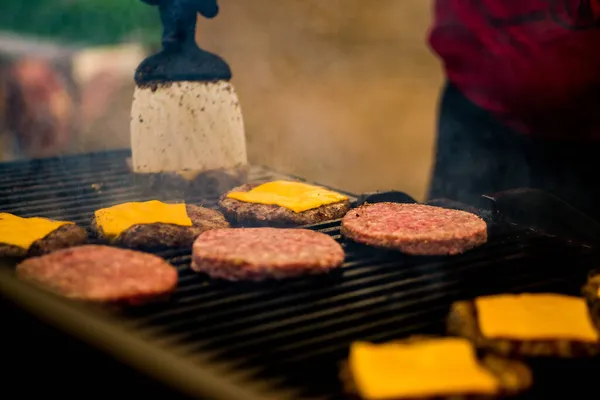 Gotować Rękawiczkach Gotuje Kotlet Serem Hamburgery Otwartym Ogniu — Zdjęcie stockowe