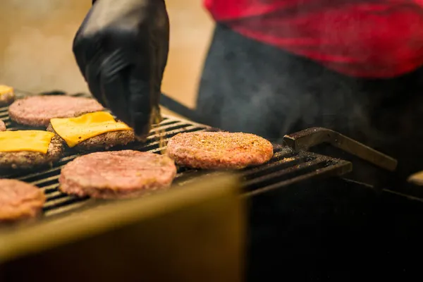 Ragazzo Sta Cucinando Una Cotoletta Con Formaggio Hamburger Fuoco Aperto — Foto Stock