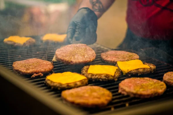 Chlap Vaří Kotletu Sýrem Hamburgery Otevřeném Ohni — Stock fotografie