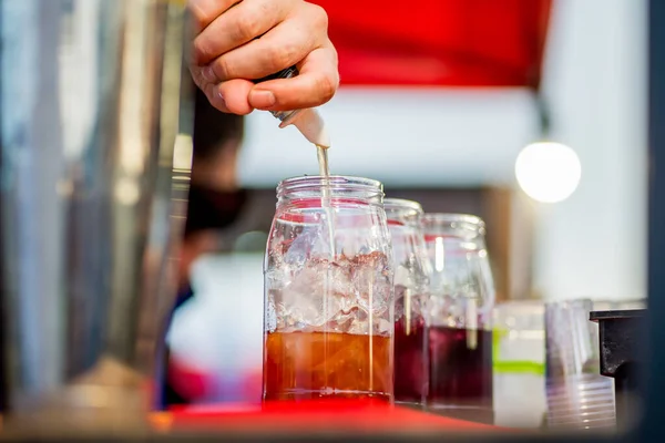 Barkeeper Preparando Coquetel Copo Plástico Livre Catering — Fotografia de Stock