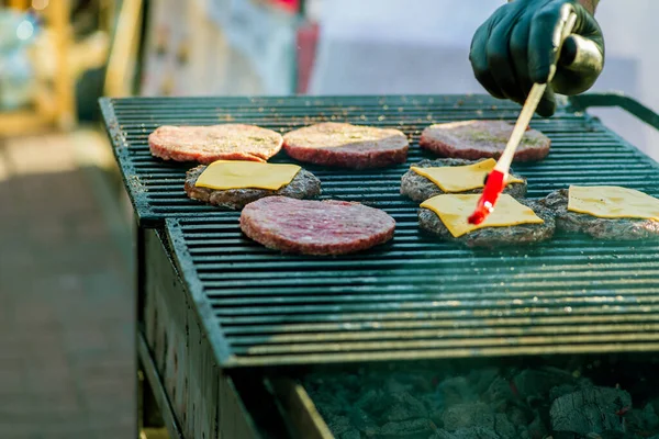 Gotować Czarnych Rękawicach Przygotowuje Kotlety Hamburgera Grillu Fast Food — Zdjęcie stockowe