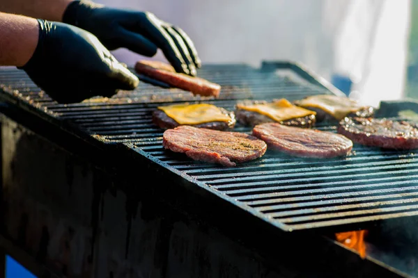 Szakács Fekete Kesztyű Készít Szeletek Burger Grill Gyorsétterem — Stock Fotó