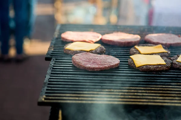 Guy Cooks Grilled Burger Cutlets Street Food — Stock Photo, Image