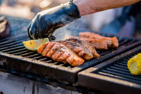 Μαγειρική Ψάρι Bbq Γάντια Χέρια Μετατρέψει Κομμάτια Του Ψαριού Στη — Φωτογραφία Αρχείου