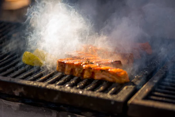 Steaks Poisson Grillés Des Morceaux Saumon Sont Frits Sur Feu — Photo